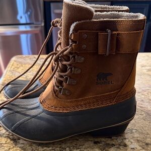 Sorel Tan and Black Winter Boots
Women's 7.5